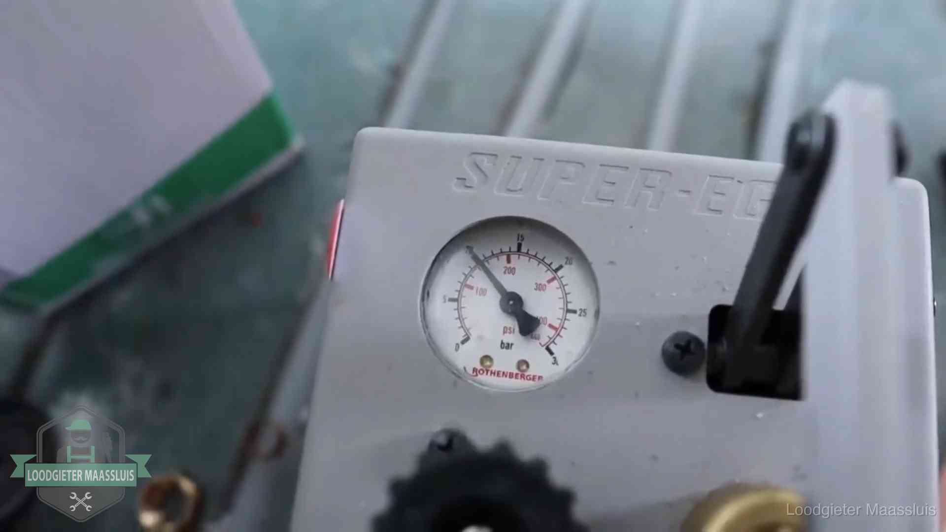Manometer van een afperspomp bij controle van nieuw leidingwerk in Maassluis