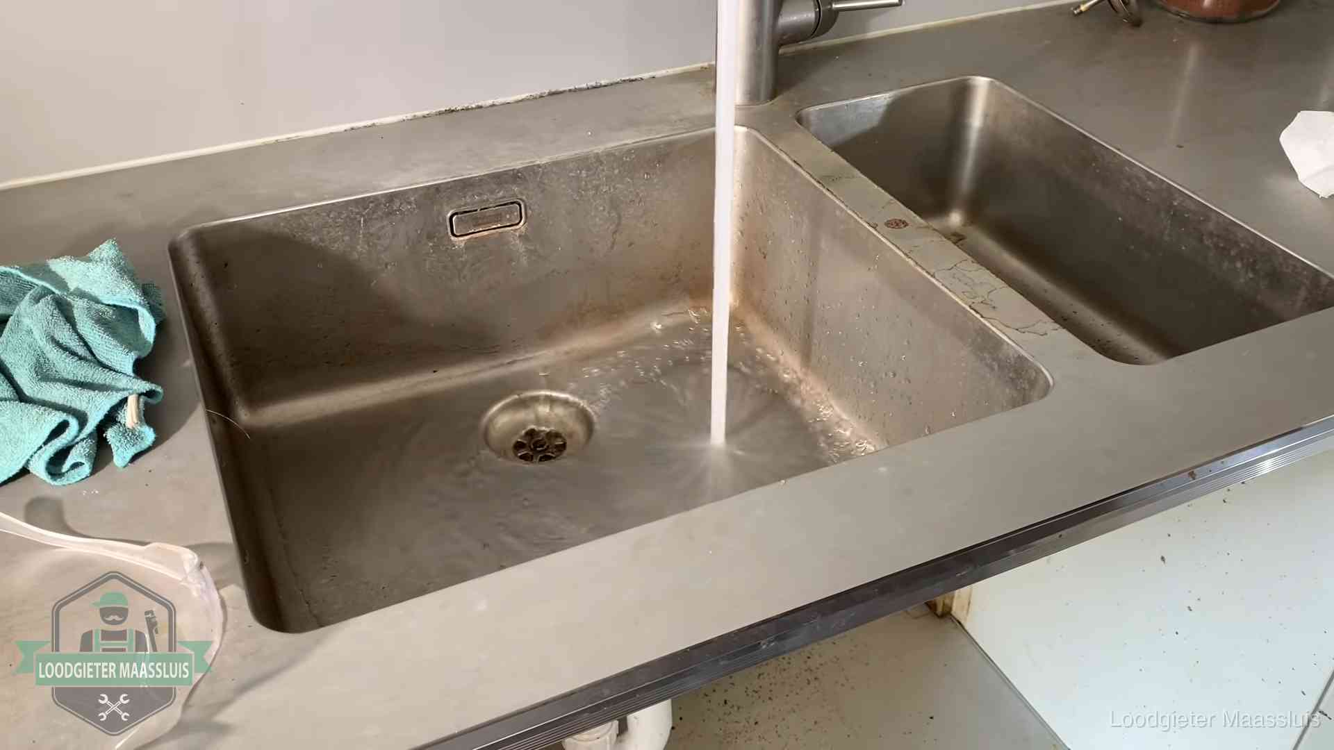 Vastlopende afvoer herkennen in Maassluis Doorstroomtest van de afvoer bij een gootsteen in Maassluis
