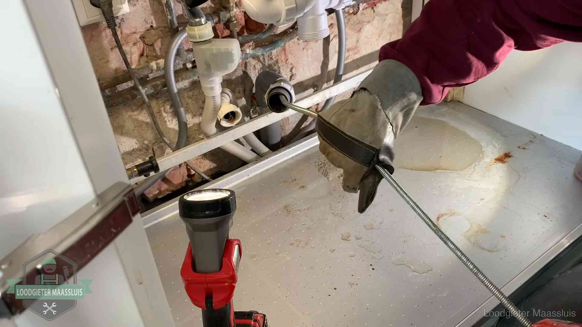 Je riool goed houden in Maassluis Ontstoppingsveer wordt preventief door een afvoeraansluiting gehaald in Maassluis