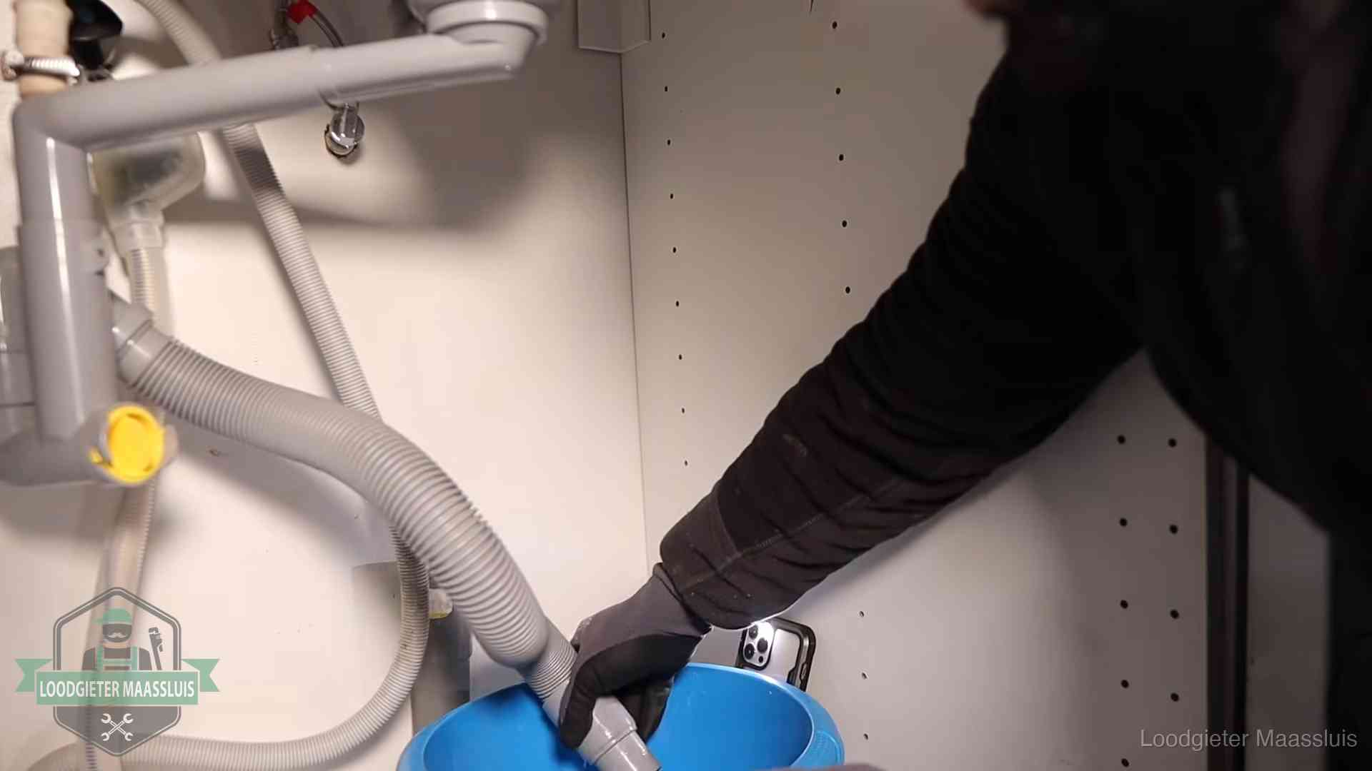Zelf je afvoer legen in Maassluis Afvoerslang loopt leeg in een emmer onder de gootsteen in Maassluis, een klus die je zelf kunt doen