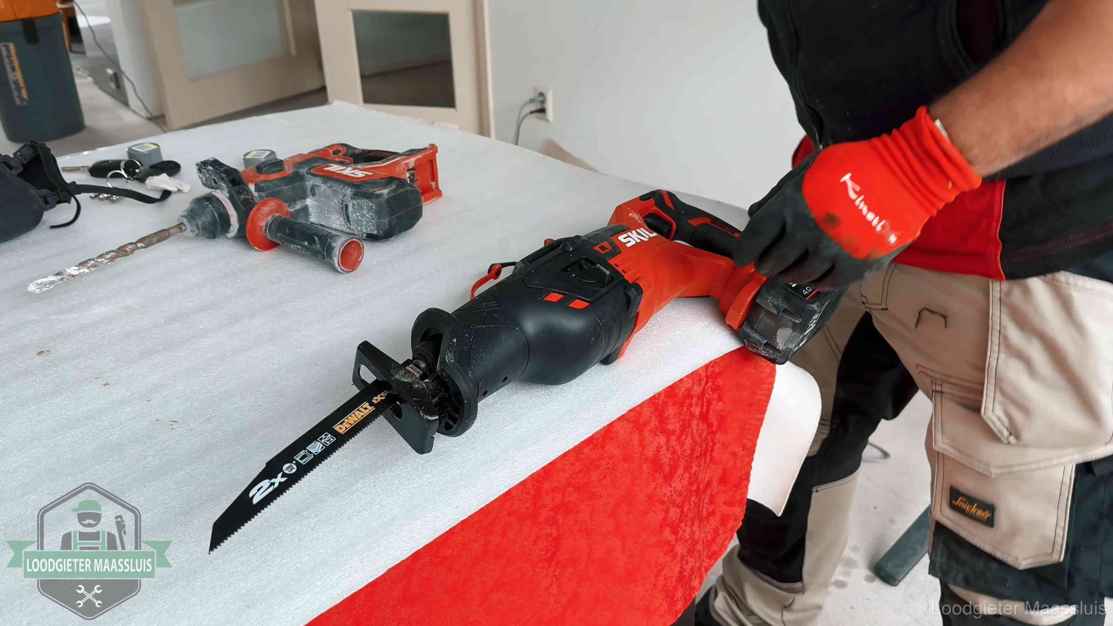 Professioneel gereedschap klaargelegd voor een klus in Maassluis