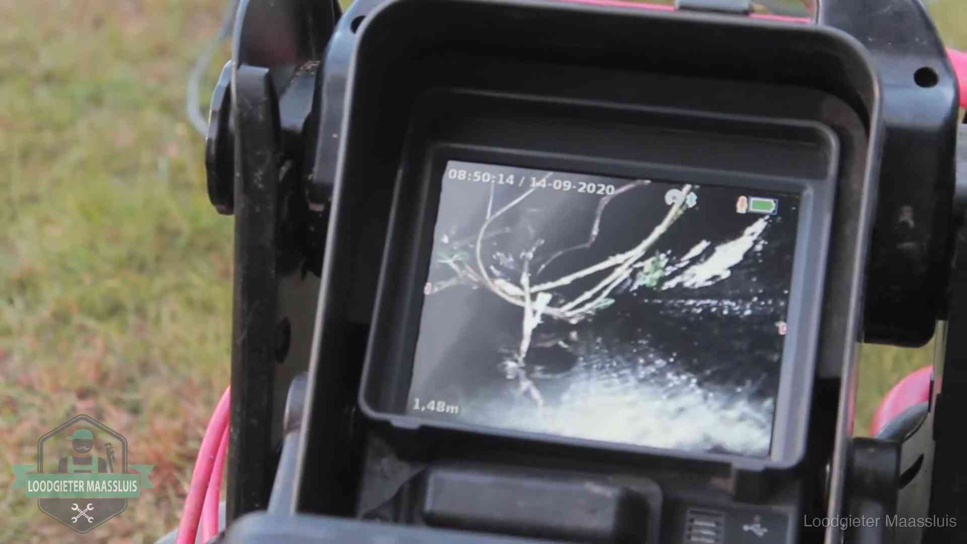 Camera-inspectie van het riool in Maassluis Monitor van een rioolcamera toont wortelingroei in de rioolbuis bij een woning in Maassluis