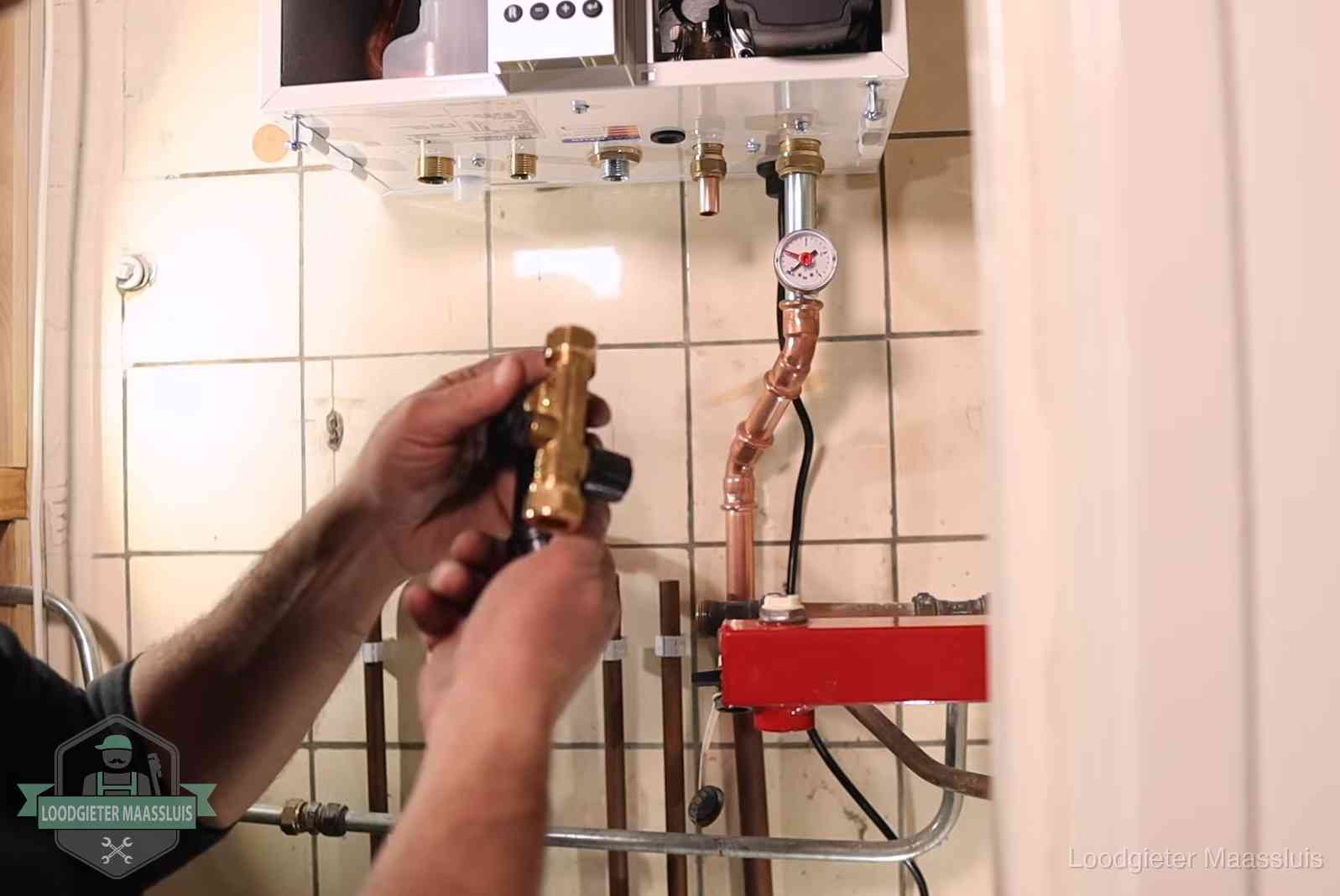 Zelf cv-druk bijvullen in Maassluis Vulkraan en manometer onder een cv-ketel voor het bijvullen van de waterdruk in Maassluis