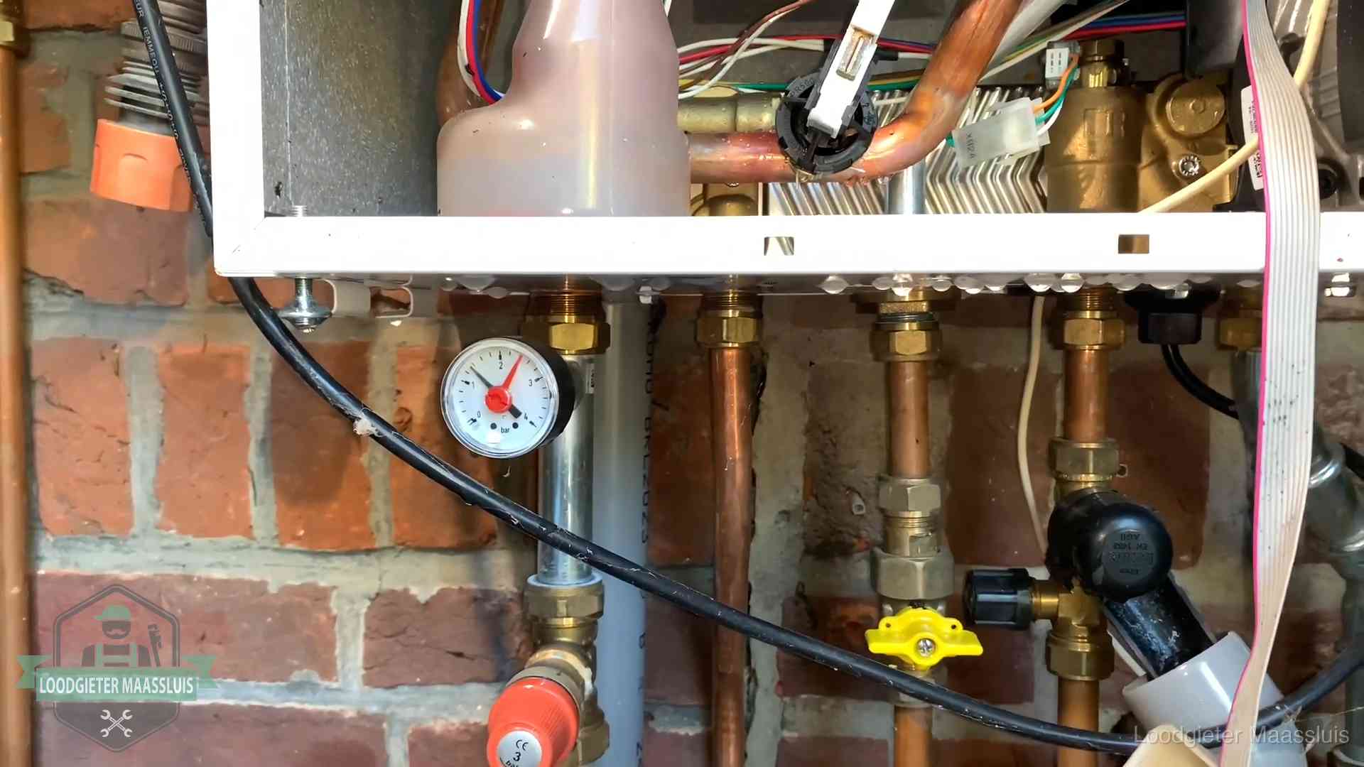 Cv-ketel verliest druk in Maassluis Manometer en aansluitleidingen onder een cv-ketel in Maassluis bij controle op drukverlies