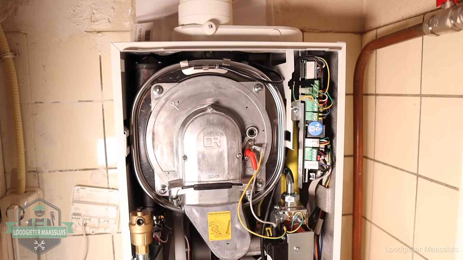 Hoe vaak cv-onderhoud in Maassluis Geopende cv-ketel met warmtewisselaar tijdens periodiek onderhoud in Maassluis