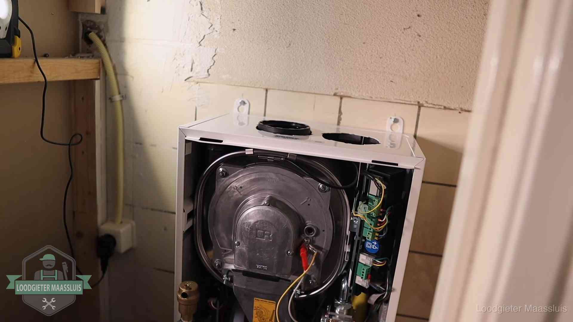 Onderhoudsbeurt cv-ketel in Maassluis Geopende cv-ketel tijdens een onderhoudsbeurt in Maassluis, met brander en warmtewisselaar zichtbaar