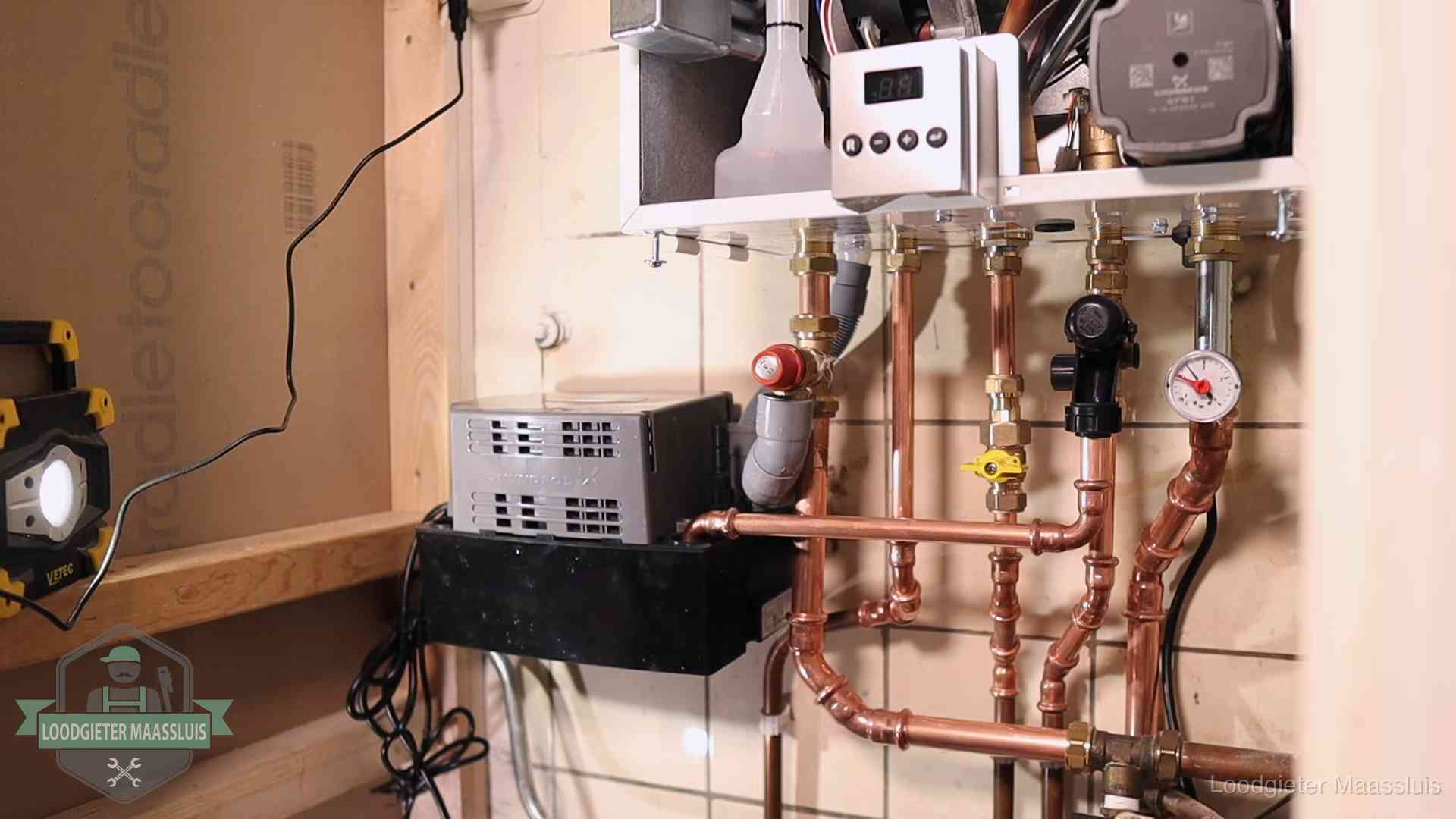 Levensduur van je cv-ketel in Maassluis Nieuw koperen leidingwerk met pomp en manometer onder een vervangen cv-opstelling in Maassluis
