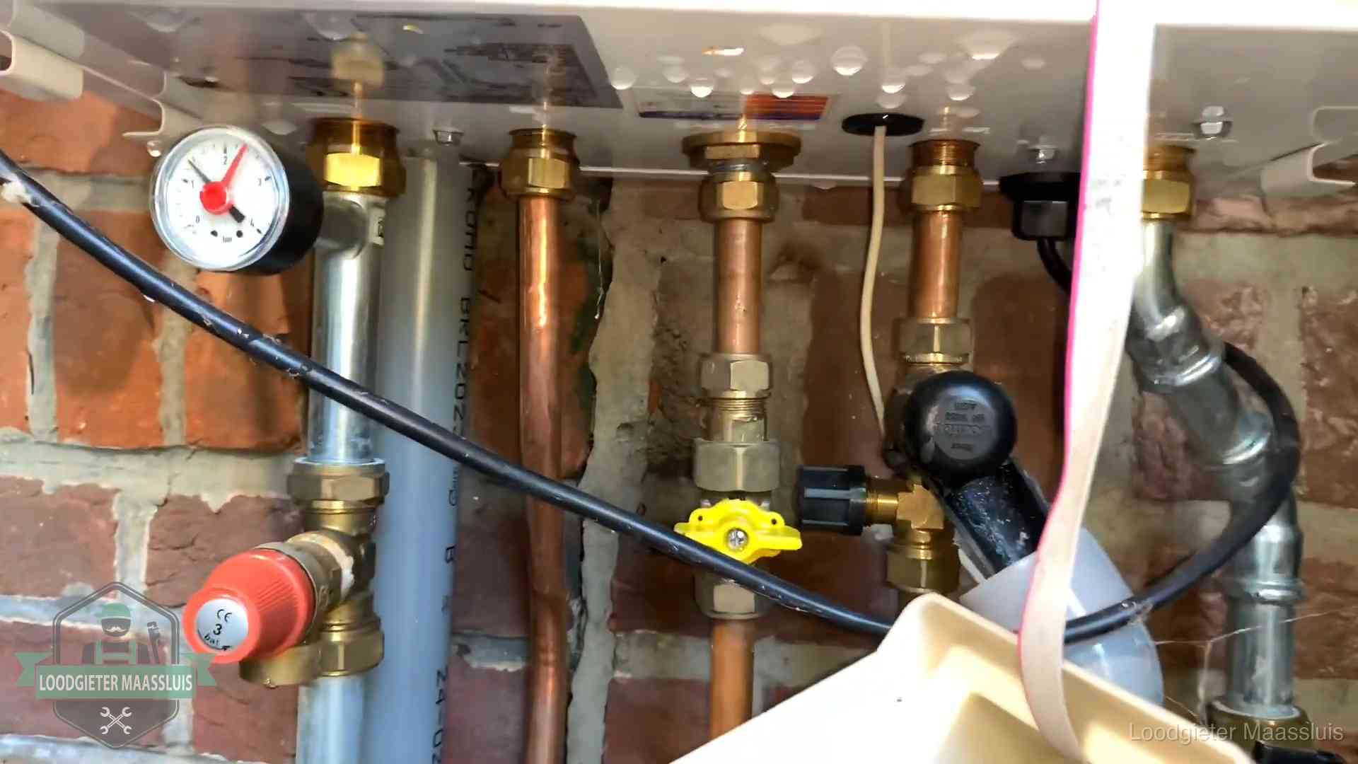 Kosten cv-ketel onderhoud in Maassluis Onderaansluitingen van een cv-ketel met manometer en gaskraan in Maassluis