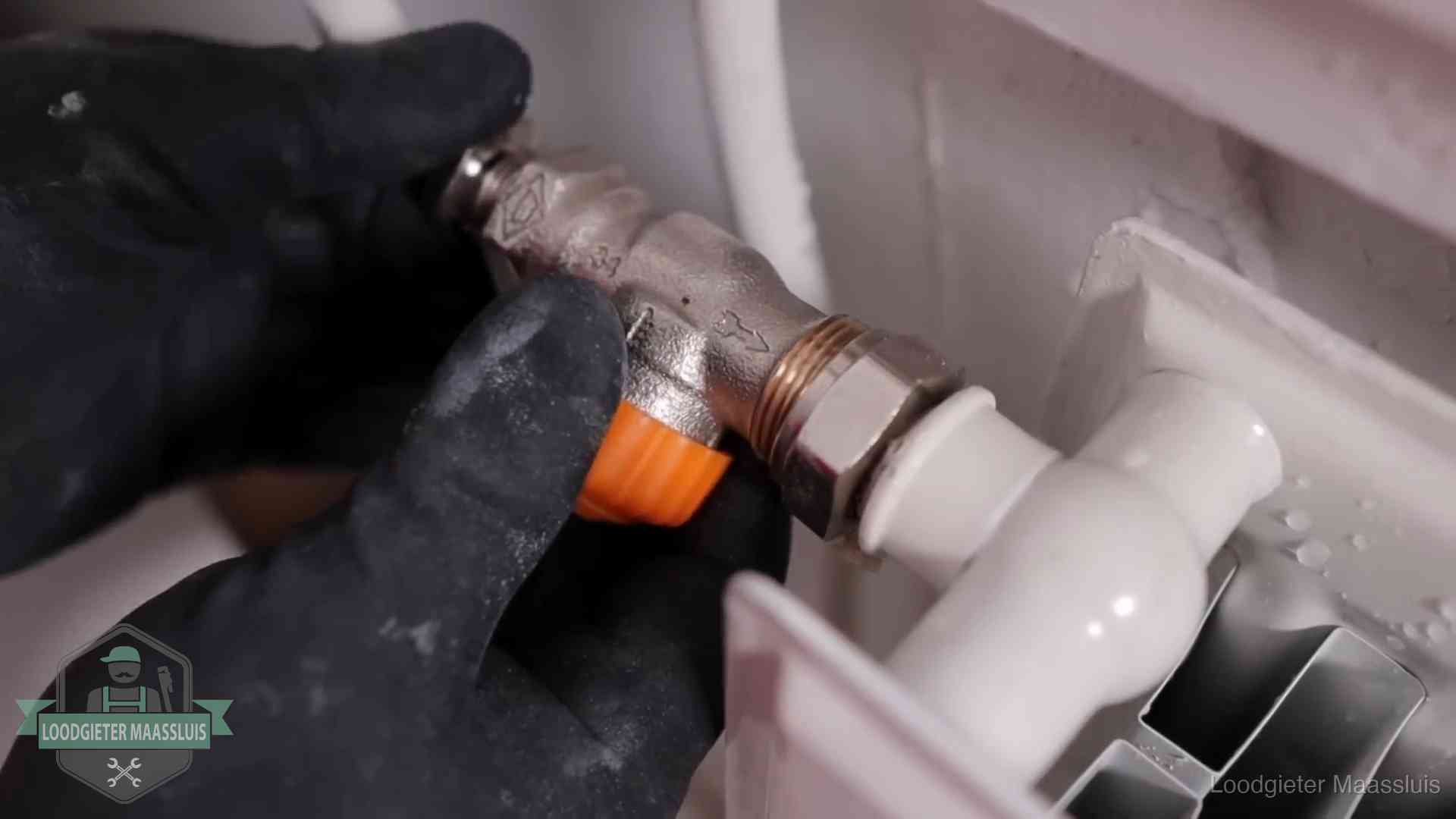 Je cv winterklaar maken in Maassluis Thermostaatkraan wordt gemonteerd op een radiator in Maassluis voor het stookseizoen