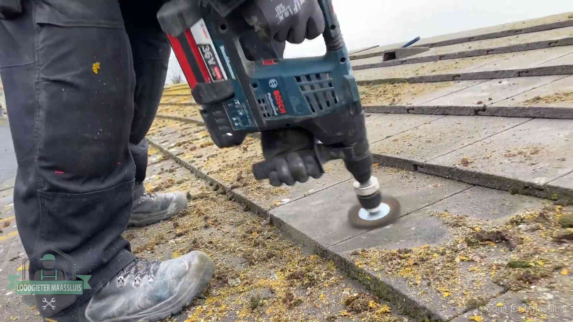 Dakonderhoud en preventie in Maassluis Betonnen dakpannen worden machinaal gereinigd tijdens dakonderhoud in Maassluis