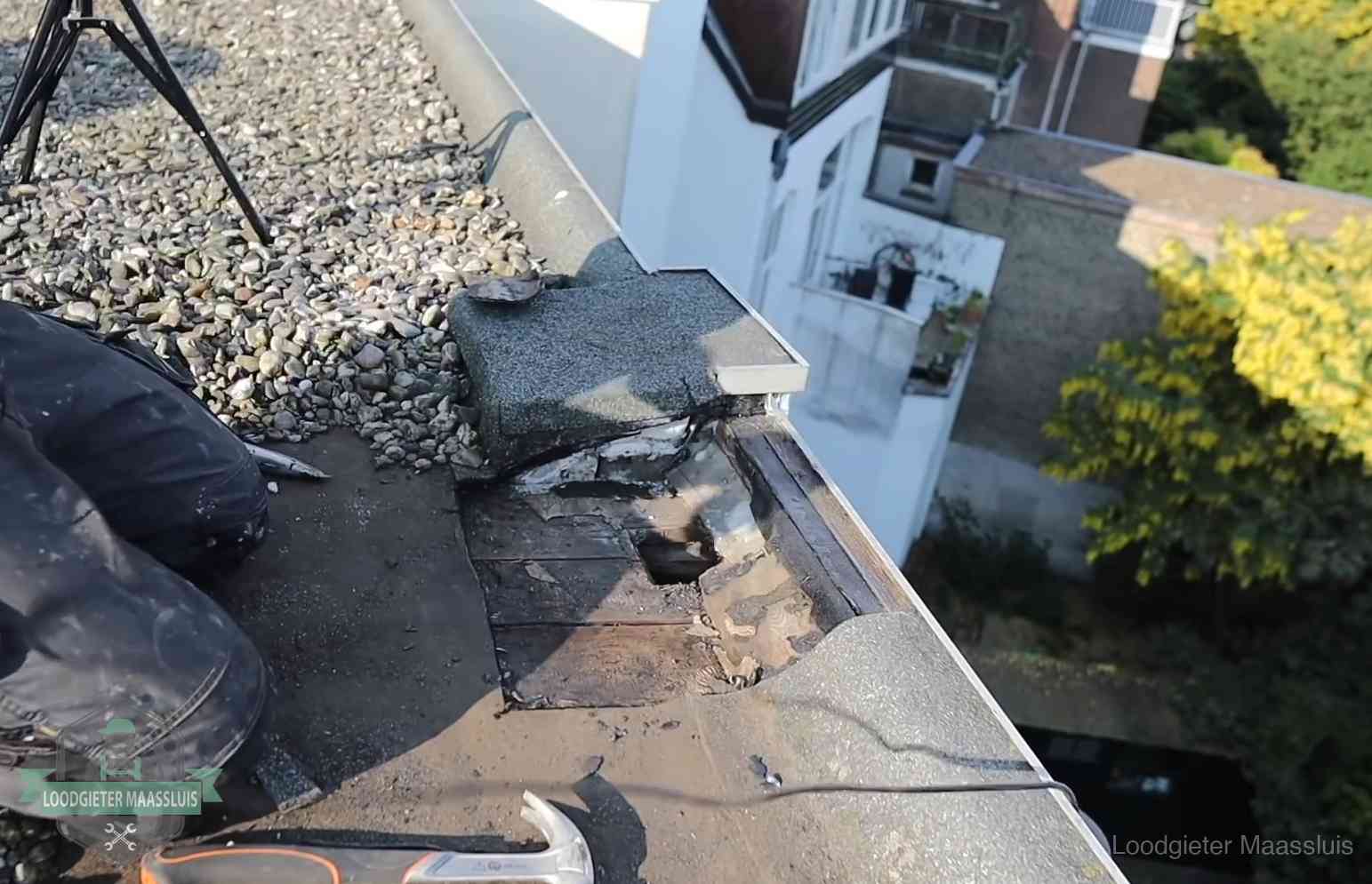 Gevolgen van een daklekkage in Maassluis Opengelegde dakrand met verrot dakbeschot door een langdurige daklekkage in Maassluis