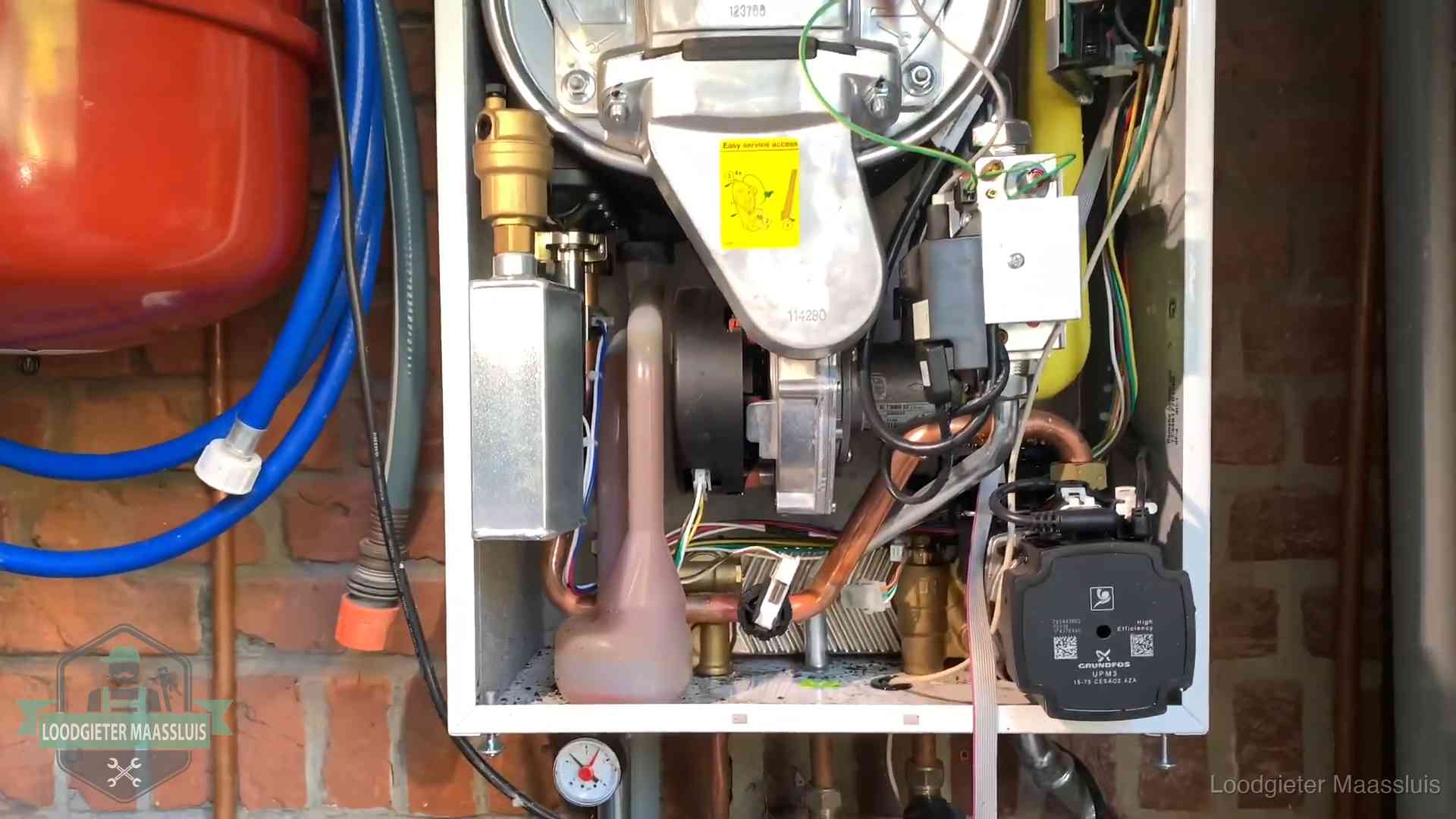 Expansievat en waterdruk in Maassluis Geopende cv-ketel met rood expansievat in een woning in Maassluis