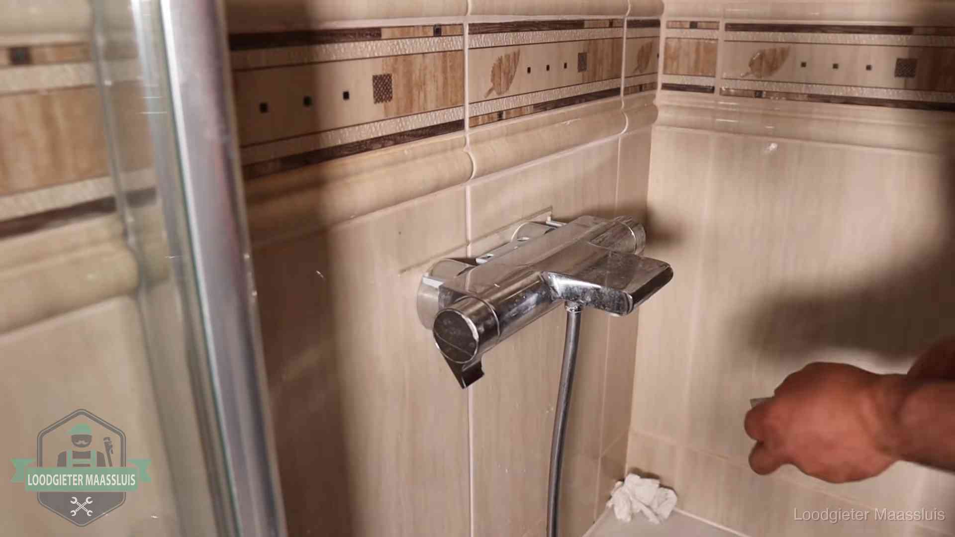 Kalkaanslag en je cv-ketel in Maassluis Verkalkte douche-mengkraan in Maassluis, hetzelfde kalk dat zich in de warmtewisselaar afzet
