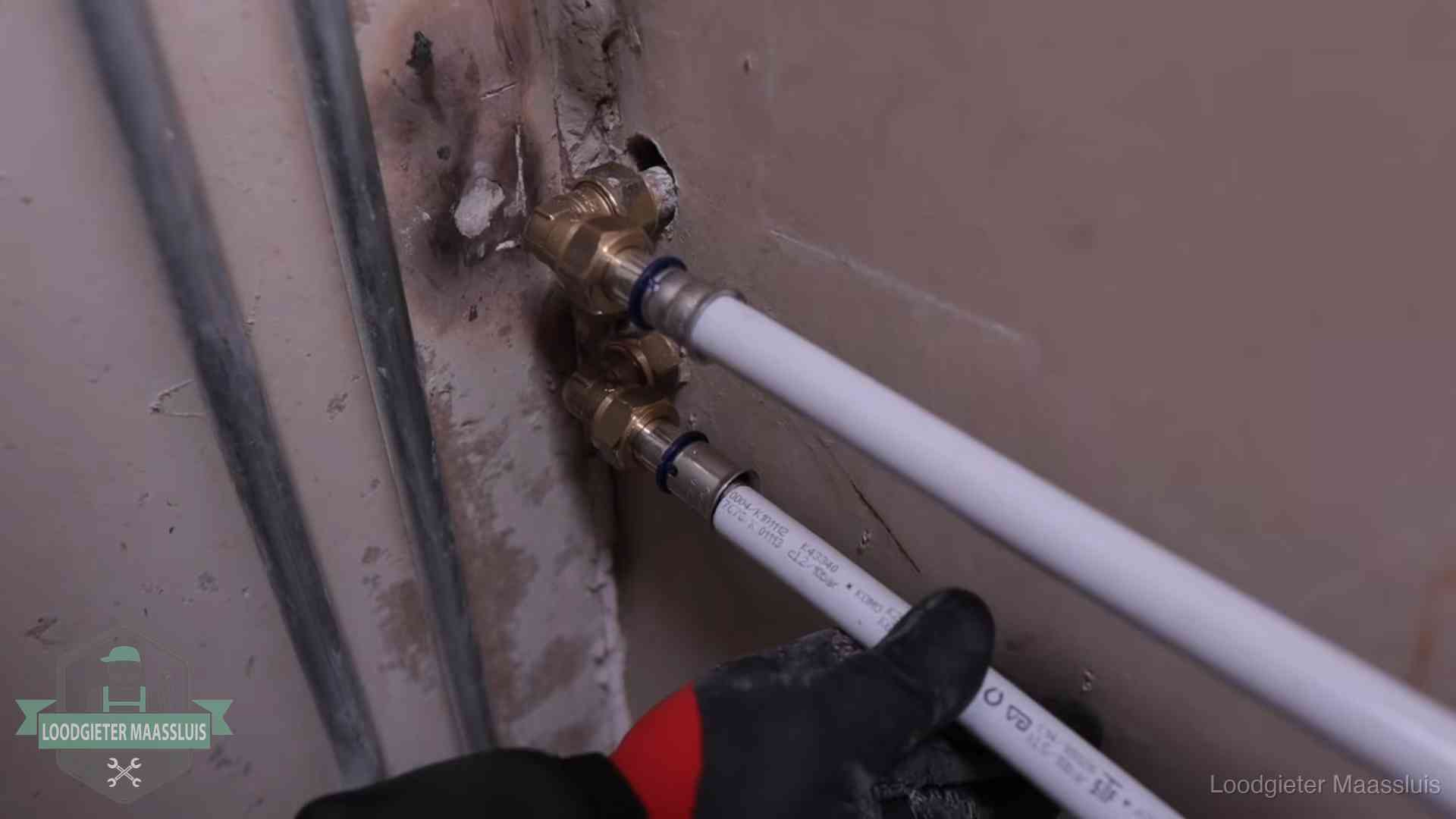 Meerlagenbuizen met keurmerk en rvs persfittingen op muuraansluitingen in Maassluis