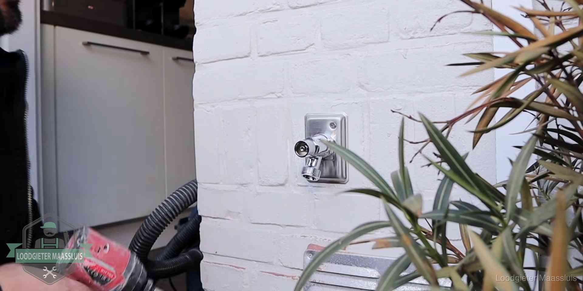 Daklek of leidinglek testen in Maassluis Chromen kraan op een muurplaat bij een woning in Maassluis, dichtdraaien is stap een van de lektest