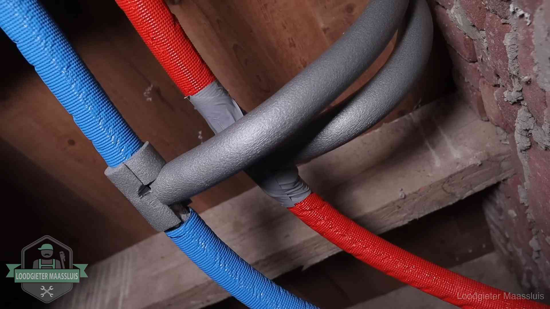 Bevroren leidingen voorkomen in Maassluis Geïsoleerde waterleidingen langs houten balken tegen bevriezing in Maassluis
