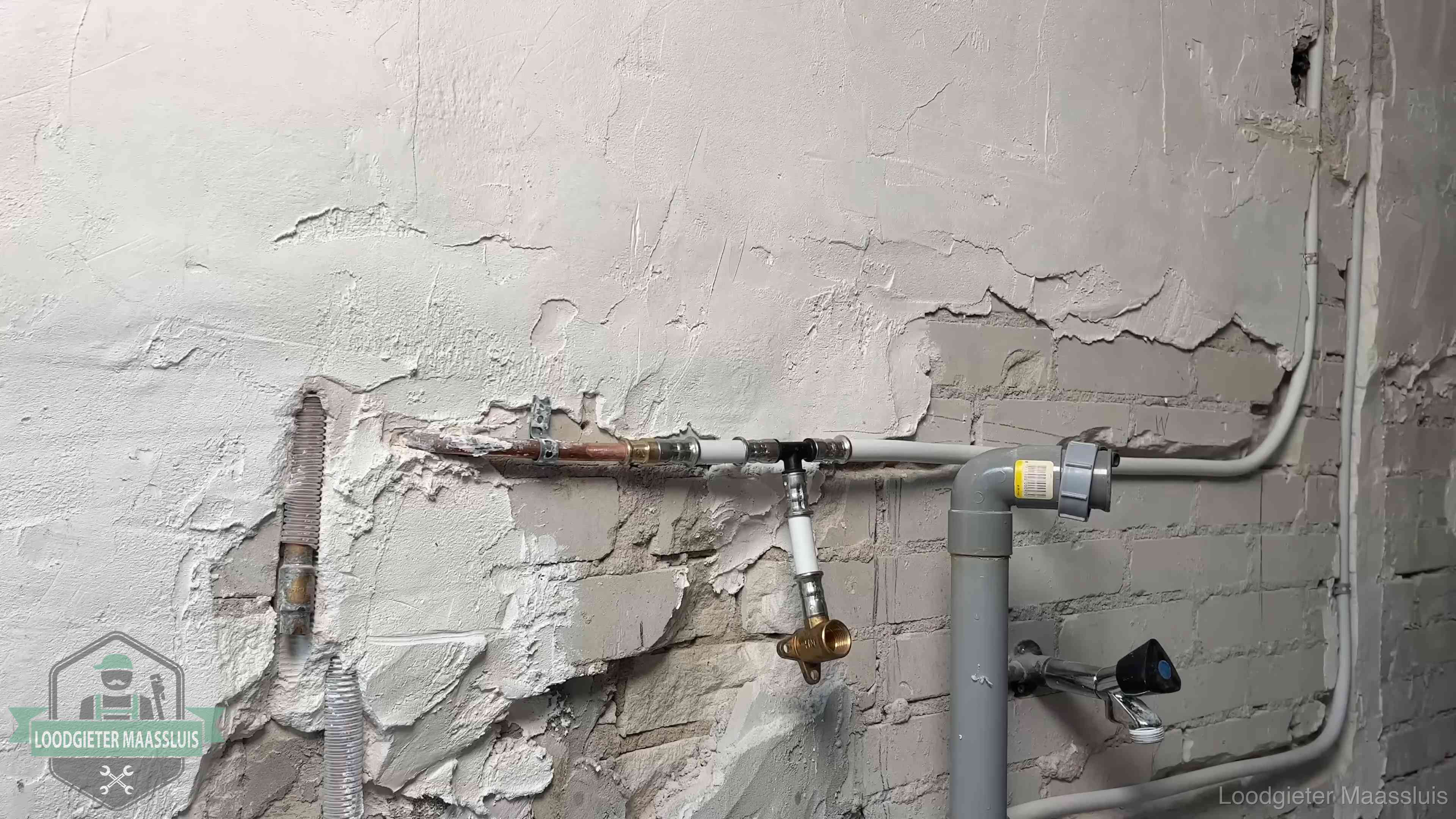 Nieuw leidingwerk naast een oud verroest leidingrestant in een woning in Maassluis