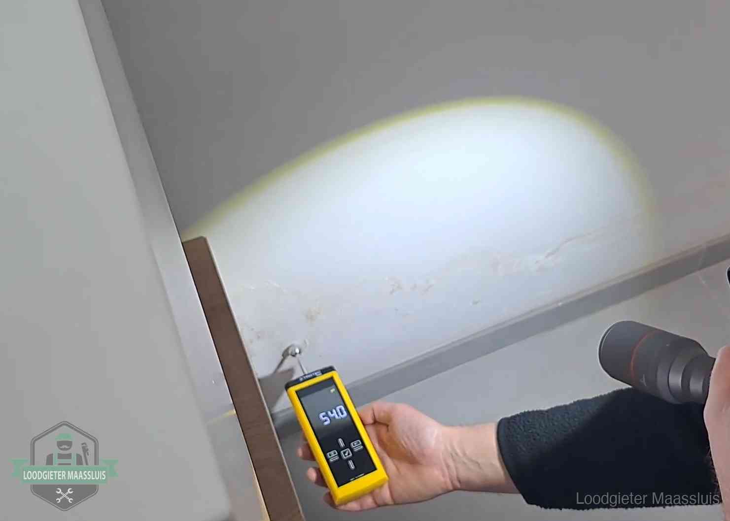 Lekdetectie-technieken in Maassluis Vochtmeter tegen een natte wand met lekkagesporen in Maassluis