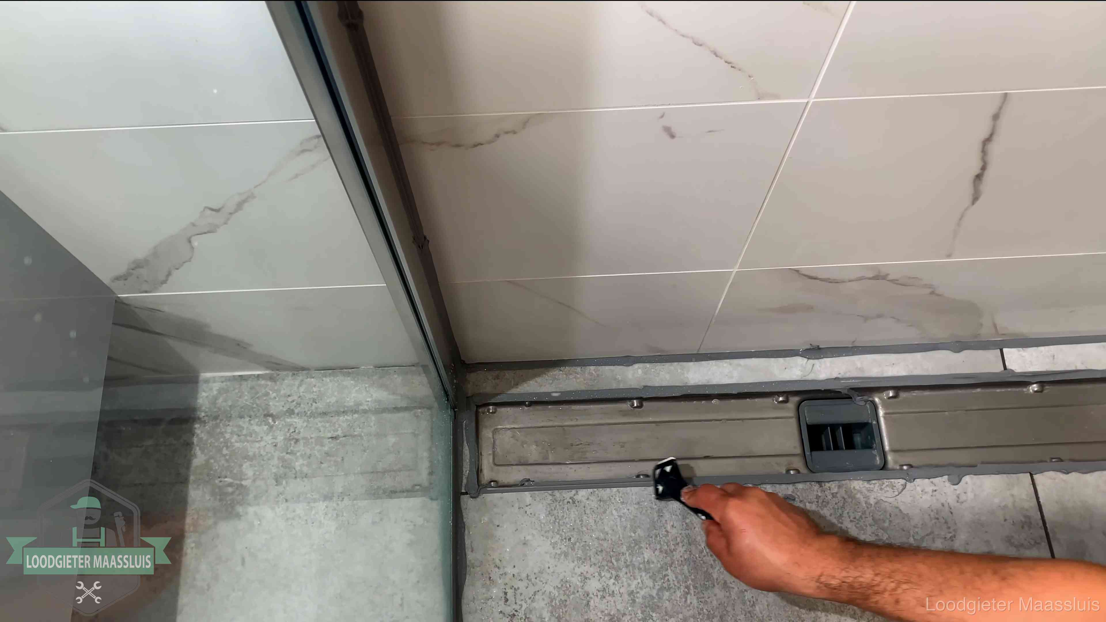 Lekkage in de badkamer verhelpen in Maassluis Verse kitrand langs de douchegoot in een betegelde badkamer in Maassluis