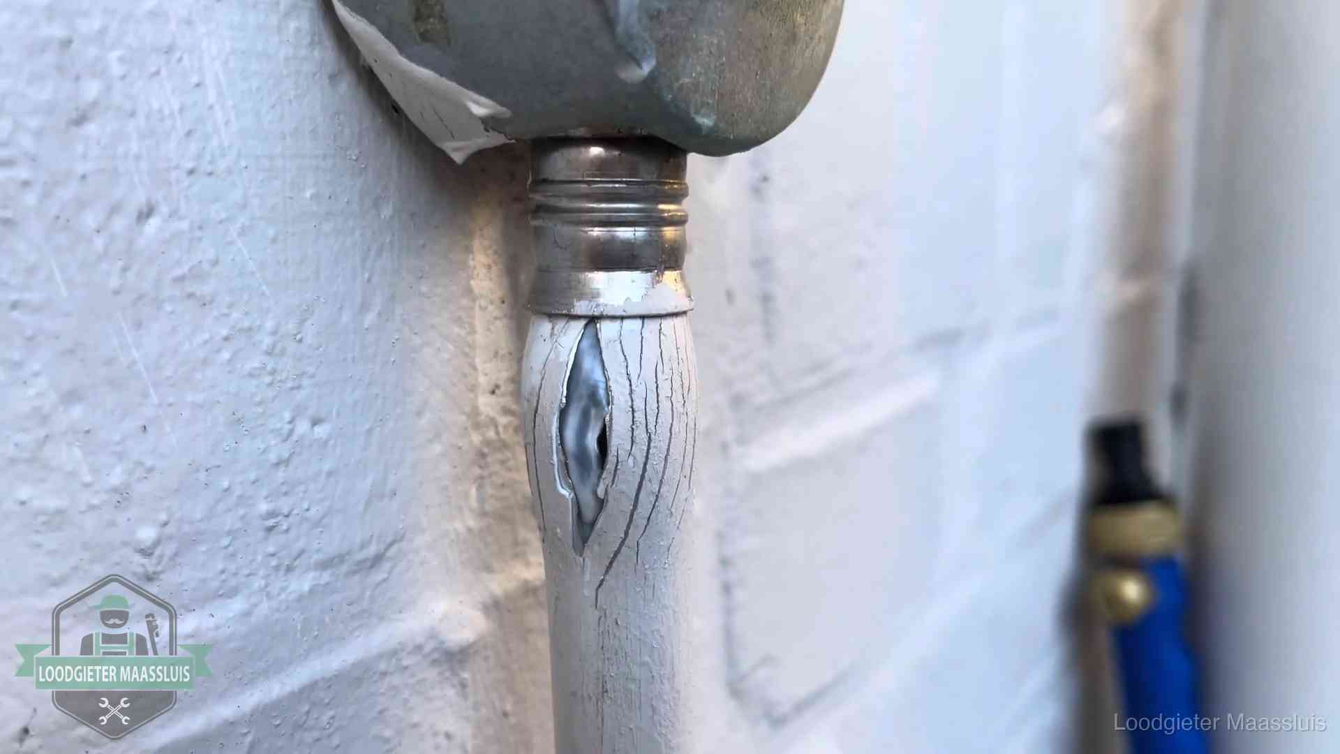 Wanneer lekdetectie in Maassluis Oude waterleiding in Maassluis waar de verf openscheurt, een stille aanwijzing voor een beginnend lek