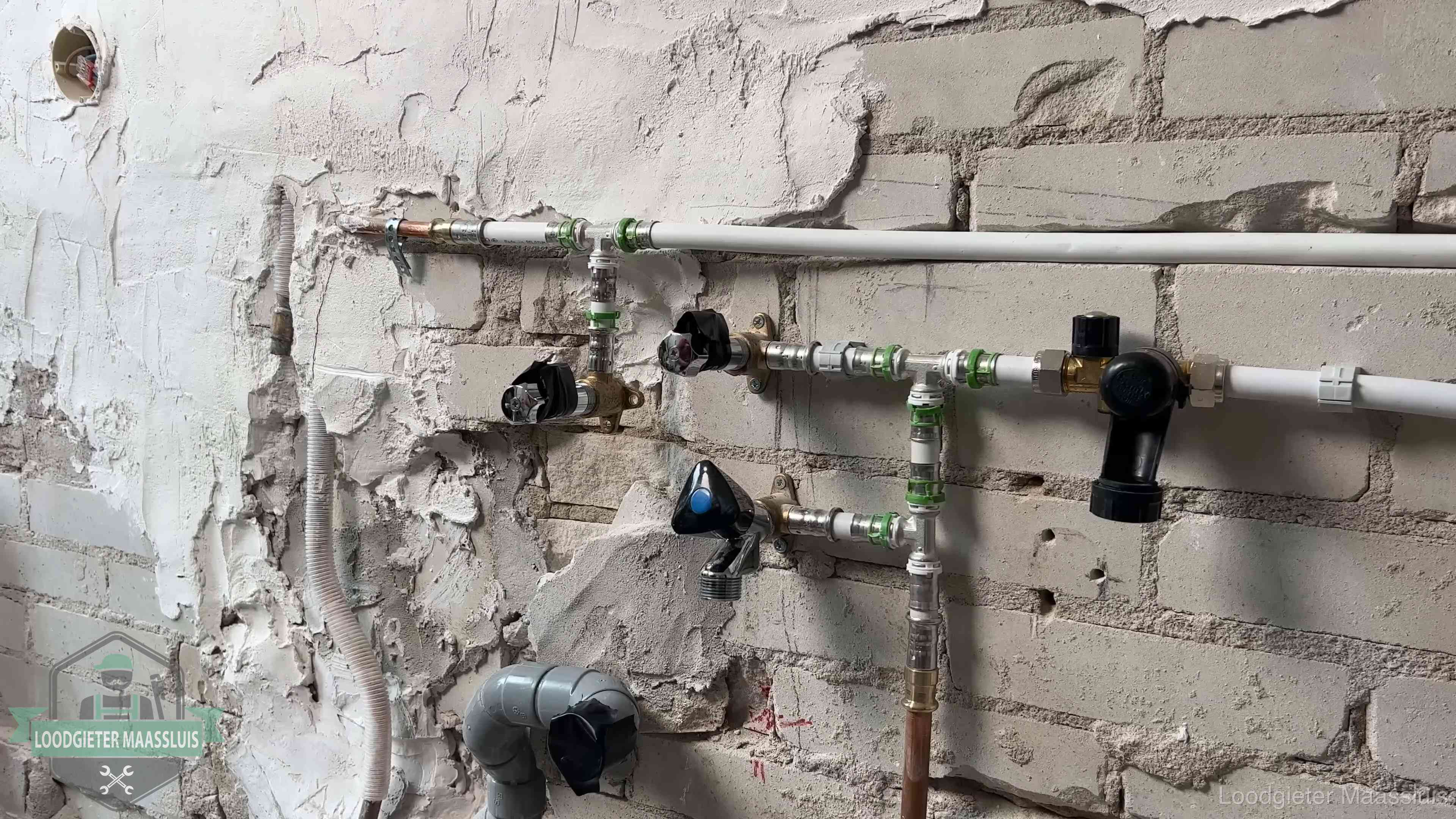 Nieuw aangelegd leidingwerk met persfittingen tijdens een verbouwing in Maassluis