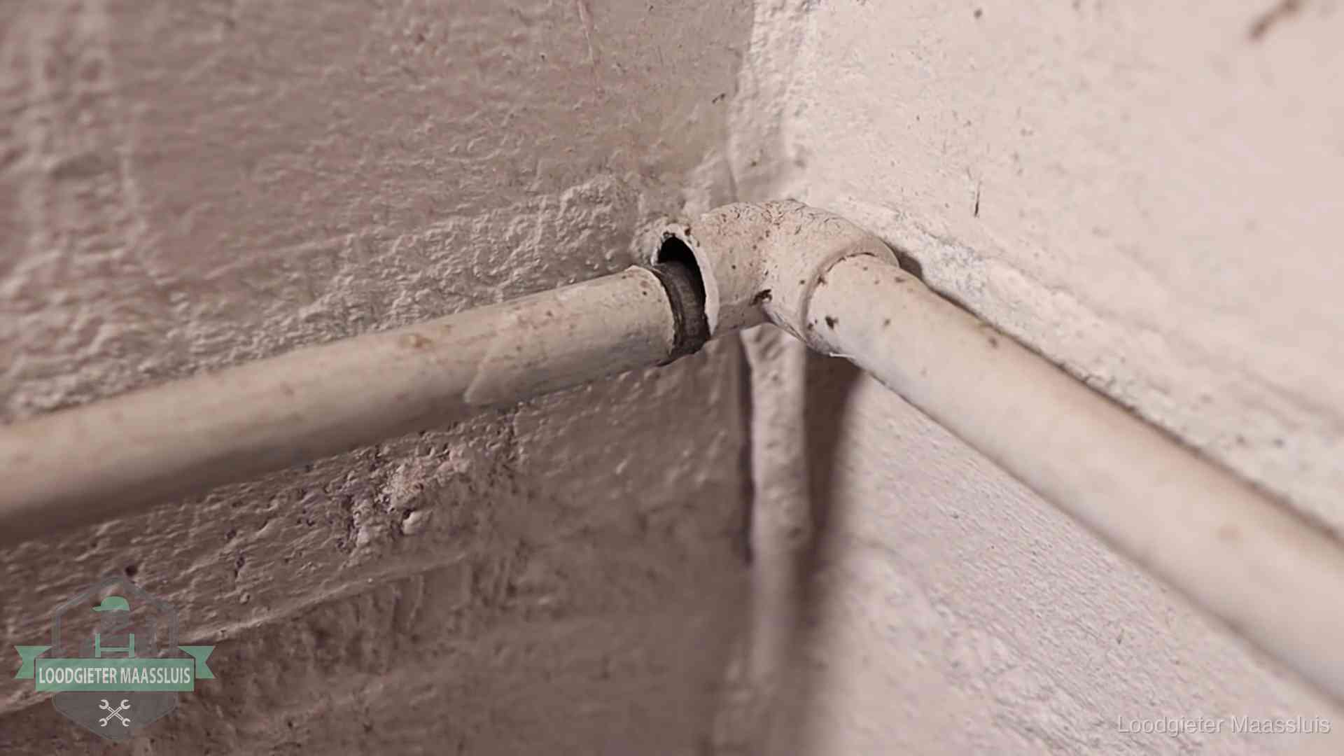 Oude waterleidingen en verborgen lekkage in Maassluis Oude geverfde waterleiding met een losliggende fitting in een woning in Maassluis