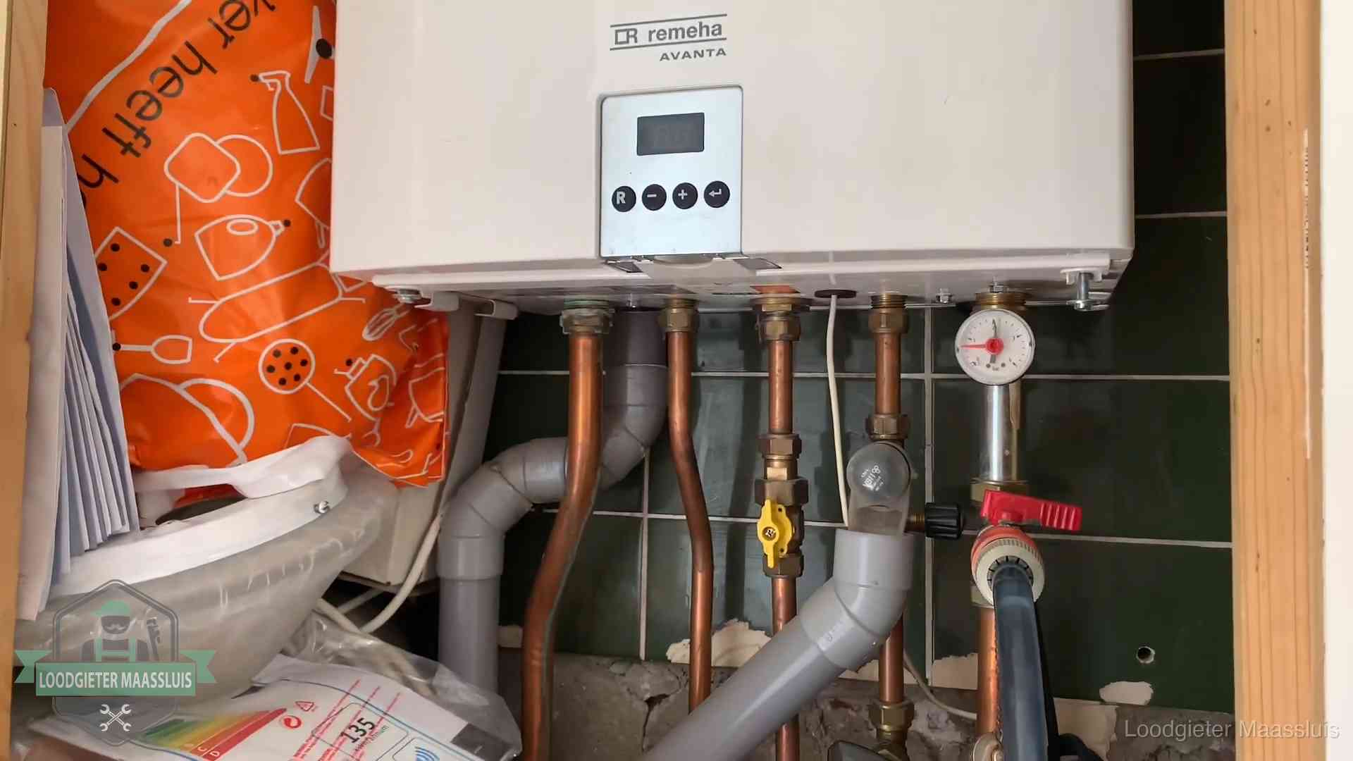 Remeha cv-ketel onderhoud in Maassluis Oudere Remeha cv-ketel in een ketelkast in een woning in Maassluis