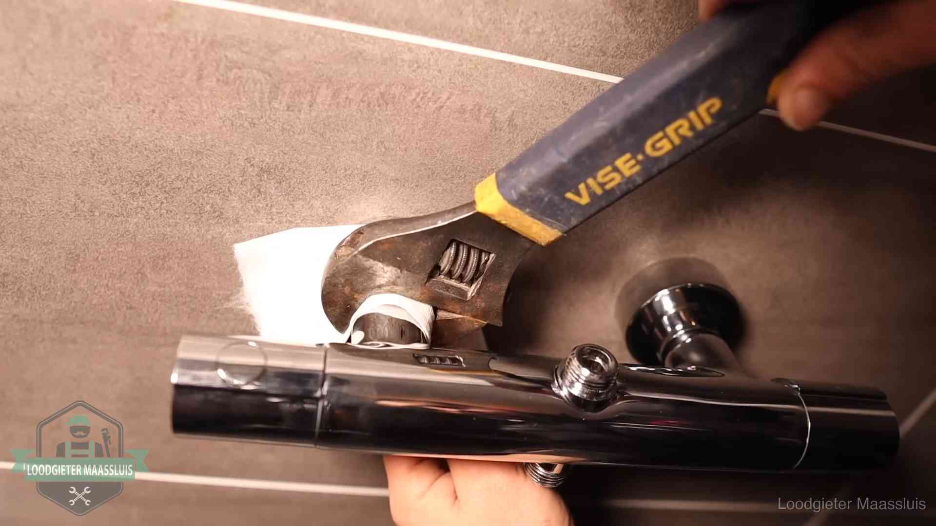 Loodgieter draait met beschermd gereedschap een kraan vast bij een spoedklus in Maassluis