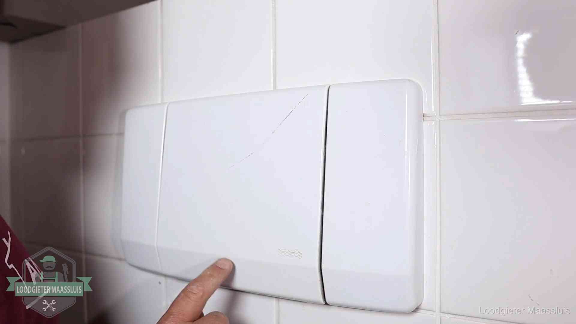 Bedieningspaneel van een inbouwreservoir van een hangend toilet in Maassluis