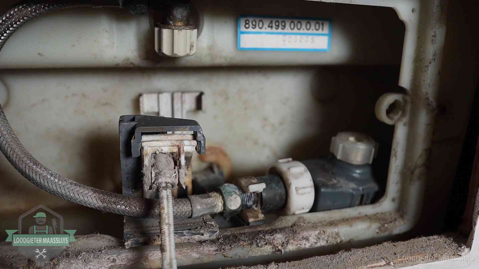 Verkalkt binnenwerk van een stortbak met vlotterkraan in Maassluis