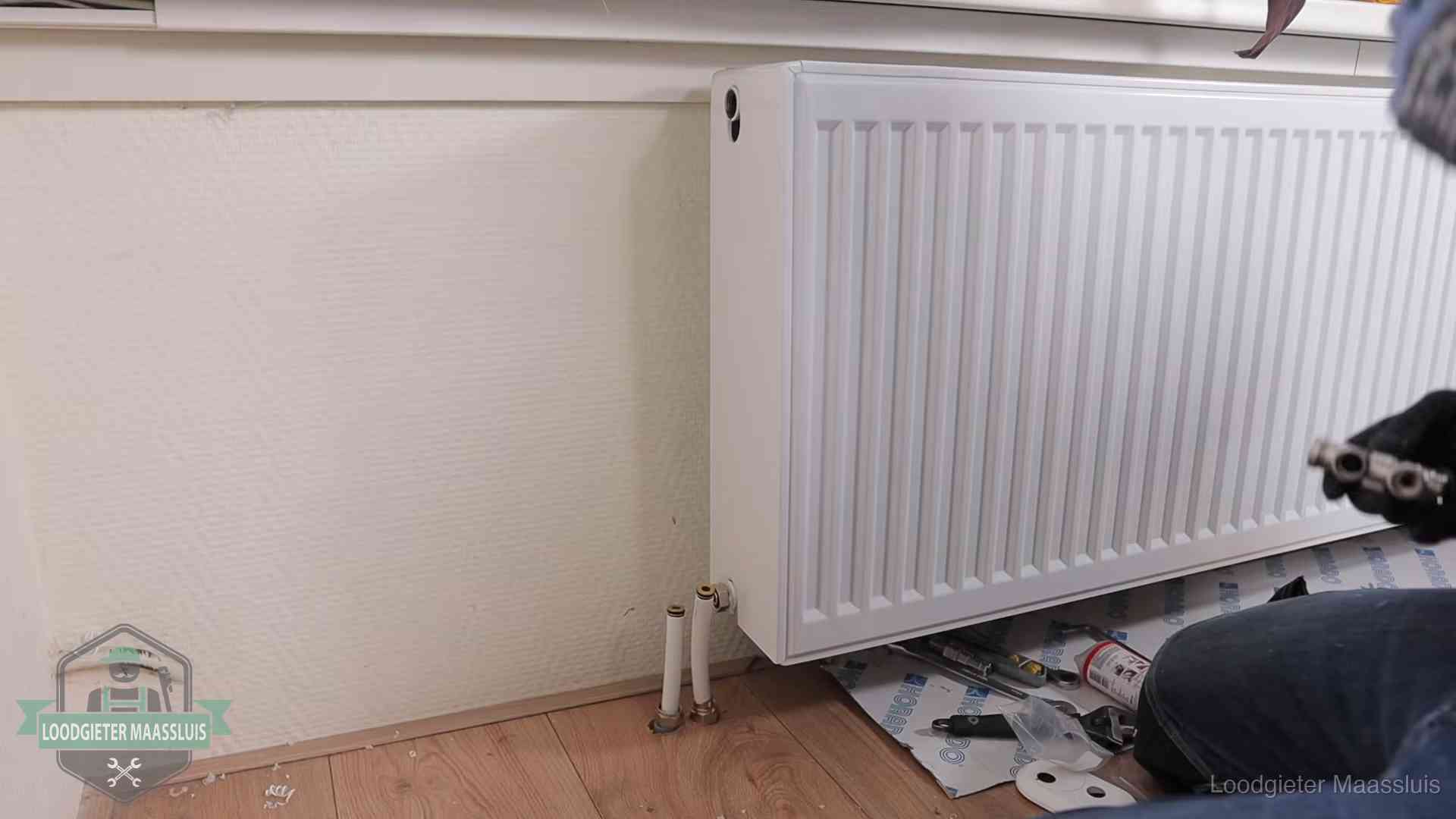 Verwarming per wijk in Maassluis Nieuw gemonteerde radiator in een woonkamer in Maassluis