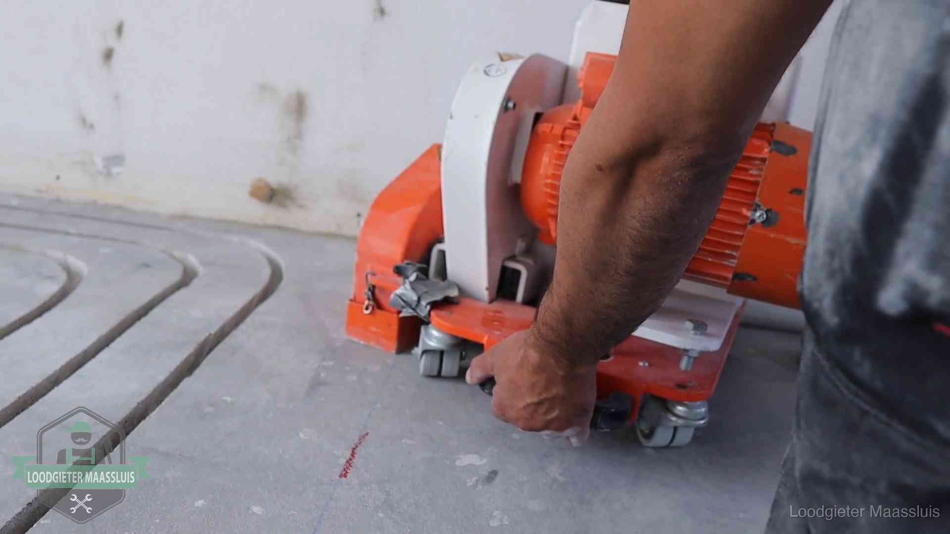 Lekkage in de vloerverwarming opsporen in Maassluis Sleuvenpatroon voor vloerverwarming in de dekvloer van een woning in Maassluis