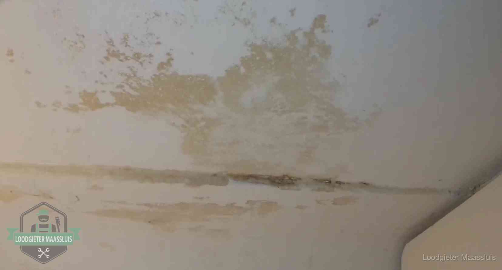 Verzekering bij rioolschade in Maassluis Watervlekken op een plafond in Maassluis, schade die je bij de verzekering meldt