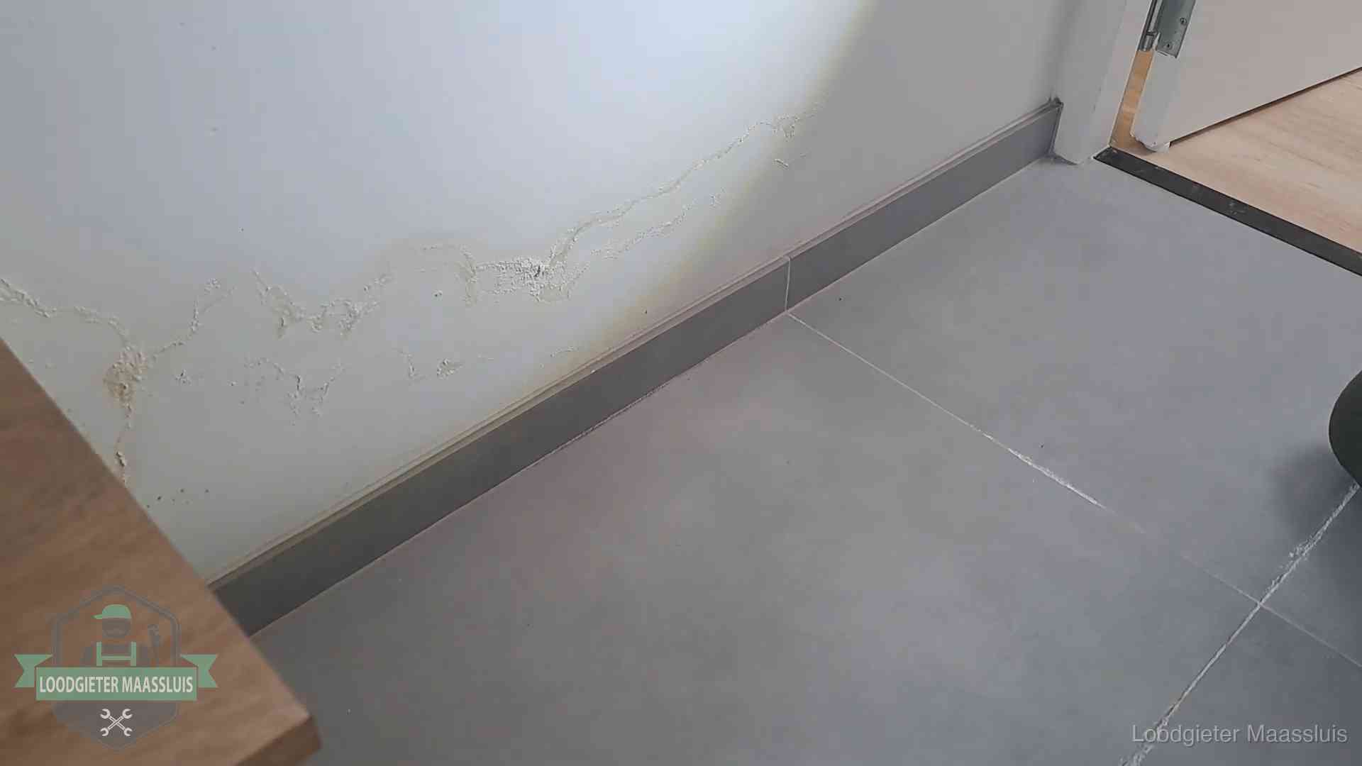Verzekering en daklekkage in Maassluis Waterschade met kalkuitbloeiing op een binnenwand in Maassluis, vastgelegd voor de verzekering