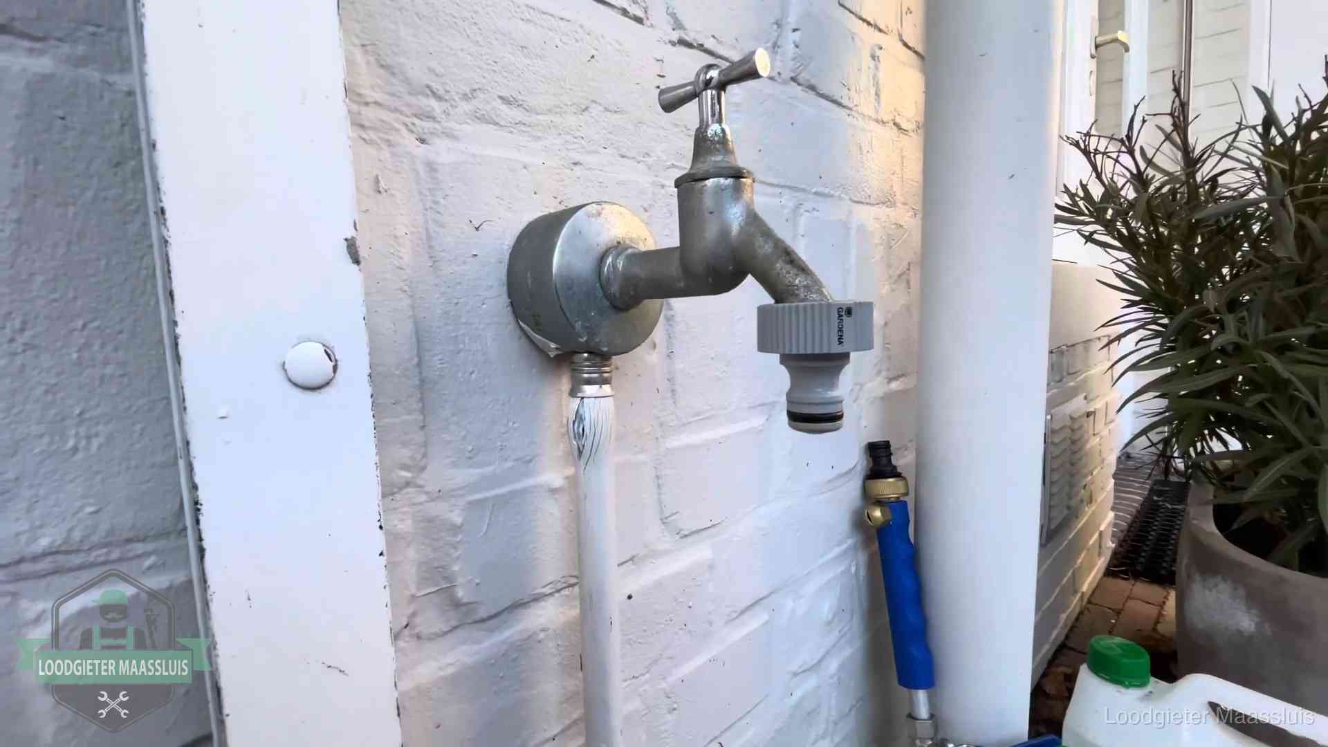 Hoge waterrekening in Maassluis Buitenkraan met slangaansluiting bij een woning in Maassluis, sluipverbruik zie je terug op de waterrekening