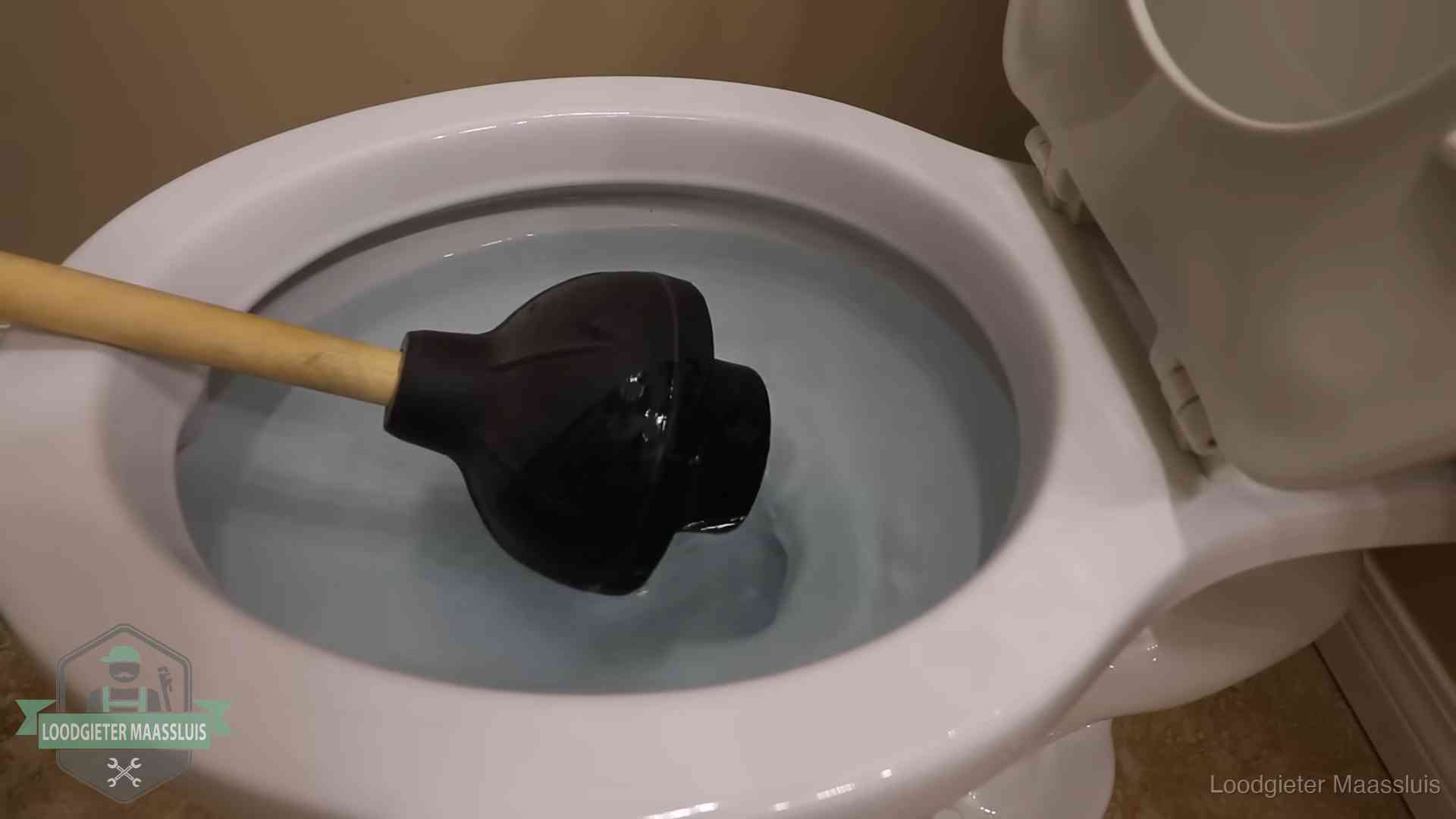 Plopper in een wc-pot die vol water staat in Maassluis