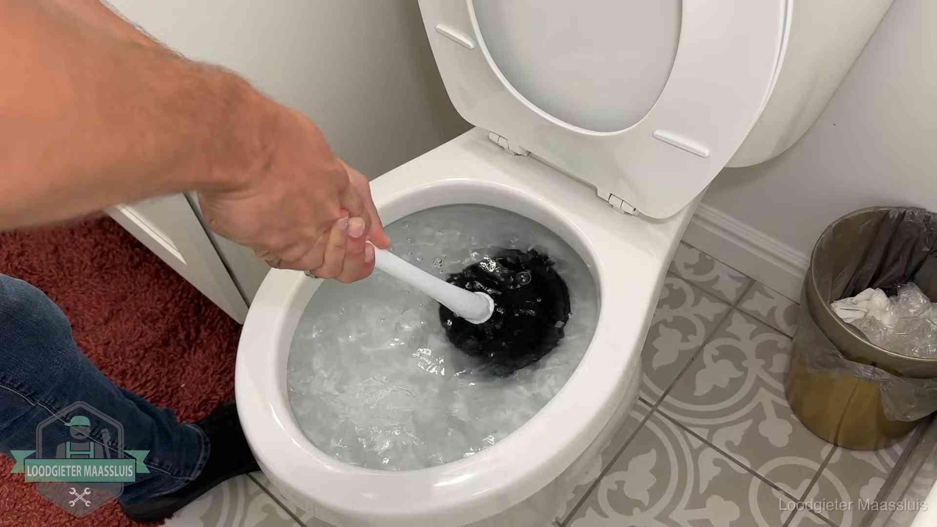 Zelf de wc ontstoppen met een plopper in Maassluis, het water kolkt in de pot