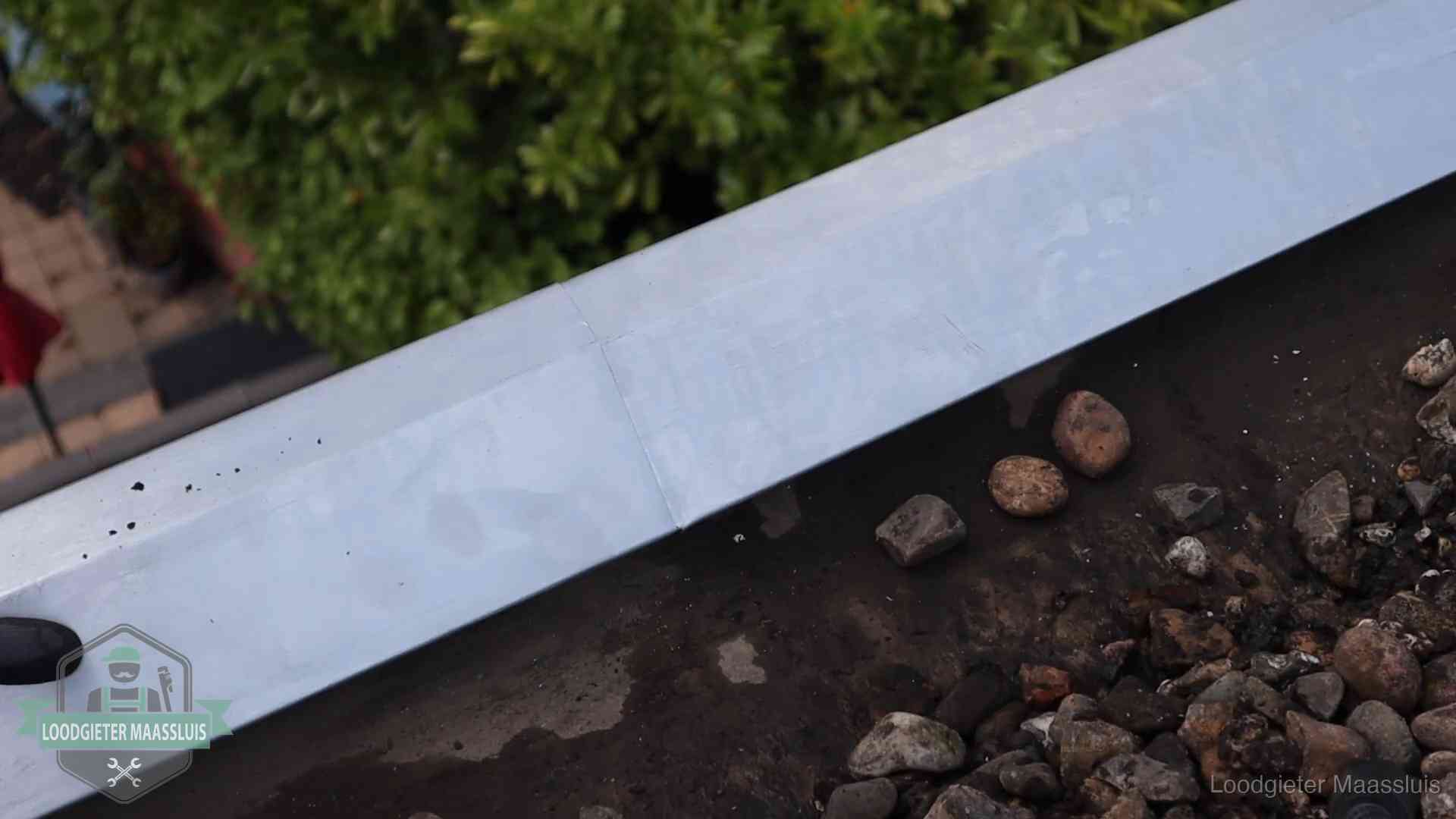 Garantie op dakwerk in Maassluis Strak gesoldeerd naaddetail in een zinken daktrim op een dak in Maassluis